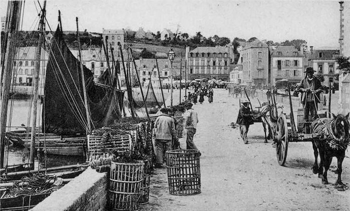 Alte Postkarte, Hafen von Audierne mit den Kais