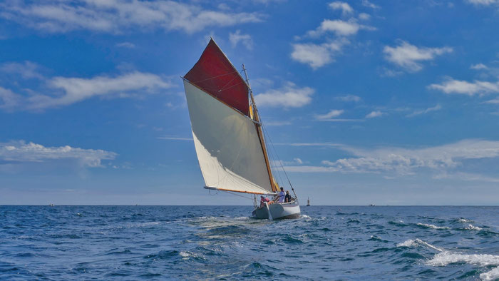 Traditionssegler Jean Moulin in der Bucht von Audierne, Langustenfänger, Segeltouren