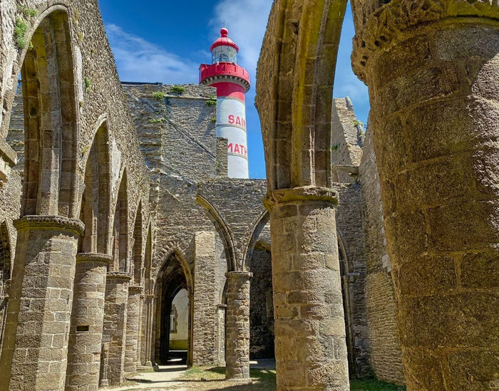 Ruinen der Abtei Saint-Mathieu und der Leuchtturm an der Steilküste am Ende der Welt im Finistère.