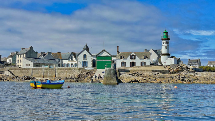Die Île de Sein, im Atlantik vor der Pointe du Raz, Cap Sizun, Finistère, Bretagne