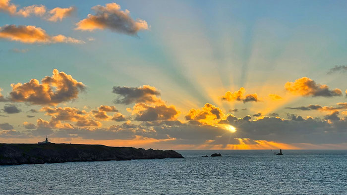 Sonnenuntergang vor der Pointe du Raz, Cap Sizun, Finistère, Ferien für Naturliebhaber