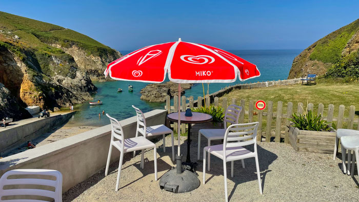 Die Buvette in Pors Théoalen, Bar-Café direkt am Atlantik, Cap Sizun, Bretagne, Sitzplatz auf der Terrasse am Meer