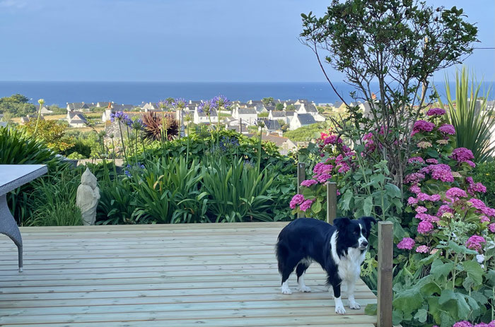 Das fast 90 m2 große Holzdeck im Garten von Ferienhaus Tal Ar Mor mit dem Blick auf die Bucht von Audierne und den weiten Atlantik.