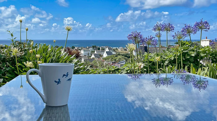 Sonnige Terrasse am Ferienhaus Tal Ar Mor – perfekt für ein Frühstück im Freien in der Bretagne.
