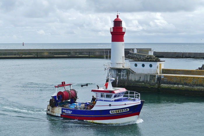 Das Einlaufen der Fischerboote in den Hafen von Guilvinec, Pays Bigouden, Bretagne