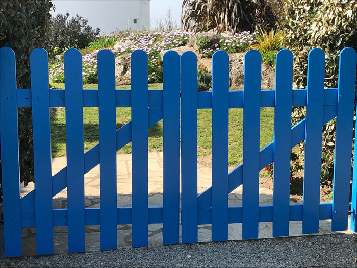Drei blaue Tor sorgen dafür, dass Ihr Hund nicht das Grundstück verlässt. Ferienhaus Ker Armor, Bucht von Audierne.