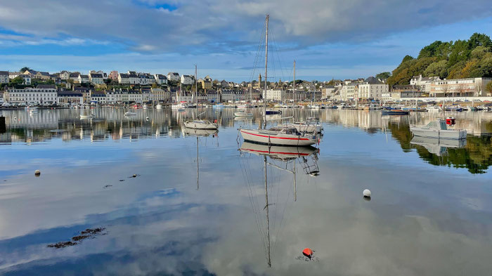 Audierne, Cap Sizun, Bretagne, Blick über den Hafen auf die Stadt Audierne