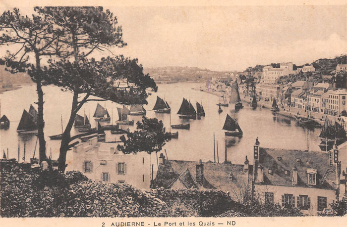 Alte Postkarte, Hafen von Audierne mit den Kais