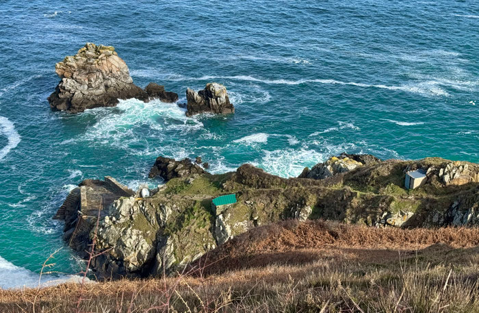 Cap Sizun, Pointe de Penharn, GR 34, Landschaft, Küstenwanderweg, Schutzhafen Heign Ar Hass, steiler Abstieg