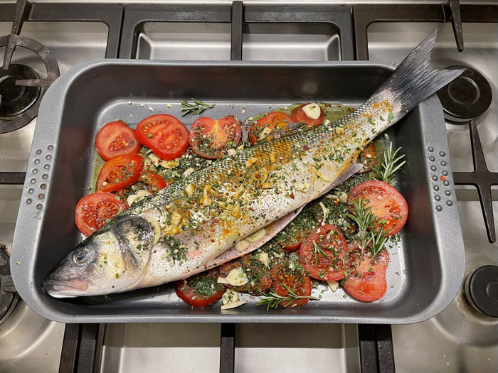 Wolfsbarsch, Rezept, im Ofen gegart mit Tomaten und Kräutern, Ferienhausküche Ker Armor und Tal Ar Mor, Plouhinec, Bretagne