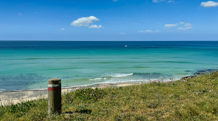 Der Strand von Gwendrez in Plouhinec ist bekannt für sein türkisgrünes Wasser. Auf dem GR 34 erreichen sie ihn von unserem Ferienhaus Tal Ar Mor aus.