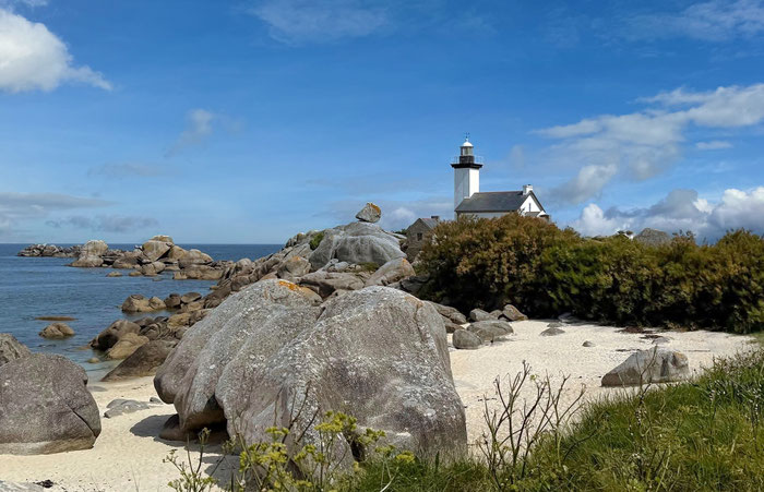 Der weiße Leuchtturm Phare de Pontusval auf Granitfelsen am Strand von Porspol in der Bretagne.