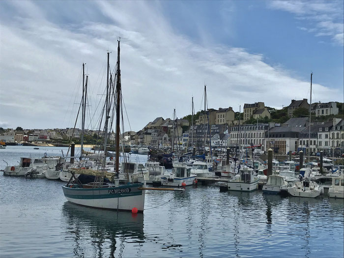 Hafenansicht von Audierne, Cap Sizun, Finistère, alter Segler und Stadtkulisse
