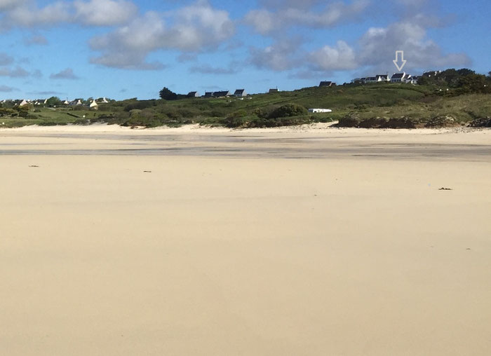 Die Lage vom Ferienhaus Ker Armor in Plouhinec, vom Strand von Mesperleuc aus gesehen, ideal für den Urlaub mit Hund.