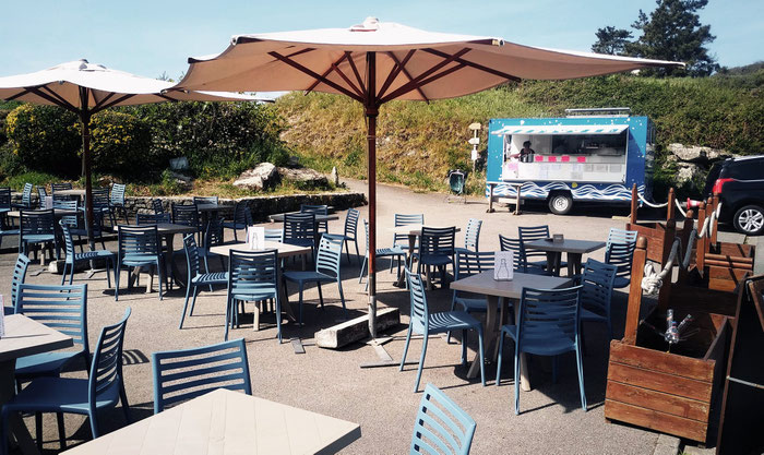 Pors Poulhan, Terrasse der Bar les Côtiers und Roulotte a Crêpes