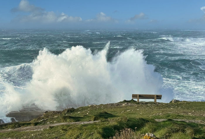 Winter in der Bretagne, Wellen brechen sich in Pors Loubous, ein Paradies für Fotografen