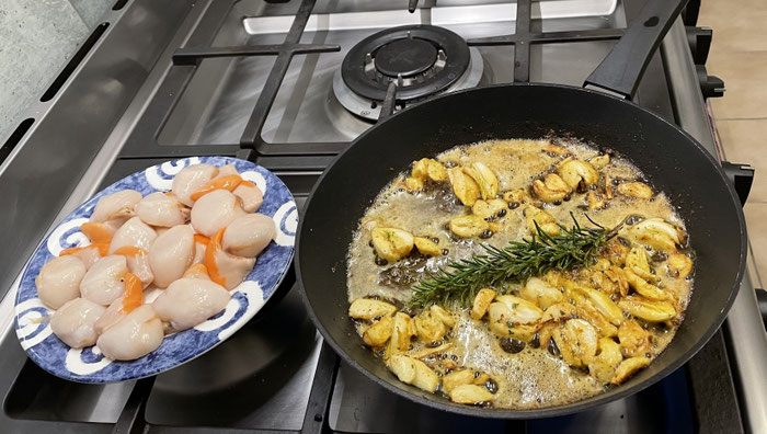 Jakobsmuscheln mit Knoblauch und Lambig flambiert, in Ferienhaus Tal Ar Mor, Plouhinec, Bucht von Audierne