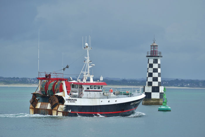 Loctudy, Phare la Perdrix, Fischerboot fährt hinaus