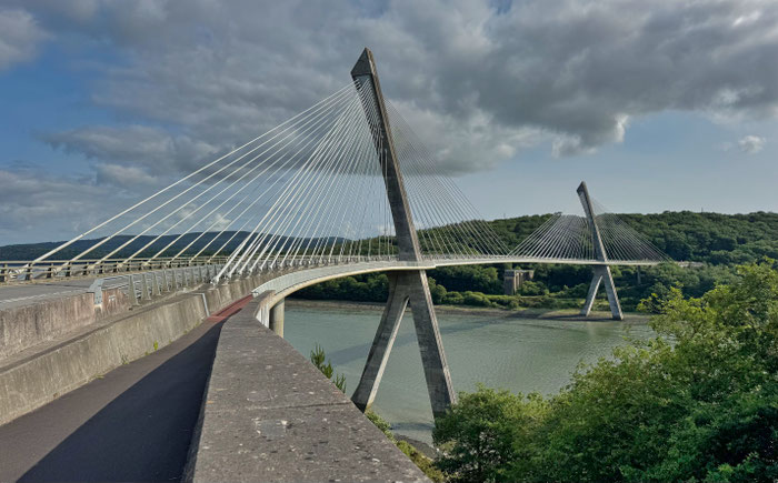 Landévennec, Brücke von Térénez,  Blick auf die Aulne, Schrägseilbrücke