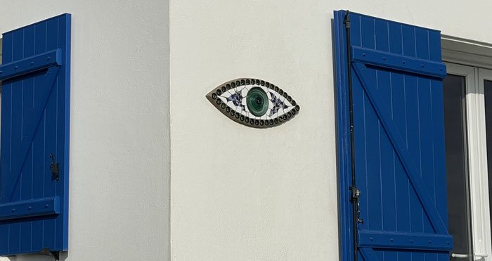 Auge des Künstlers Pierre Chanteau wacht am Ferienhaus Ker Armor in Plouhinec über das Meer 