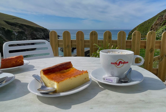 Die Buvette von Pors Théolen, Cap Sizun, Buvette, Café, Bar am Meer, Far Breton, Meerblick