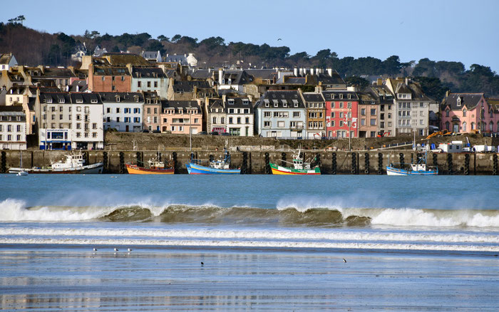 Blick auf den alten Teil von Port Rhu in Douarnenez, bunte Häuser, Fischerboote