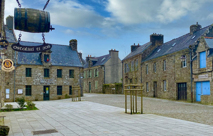 Locronan, vollständig erhaltenes mittelalterliches Städtchen, Granithäuser, Marktplatz