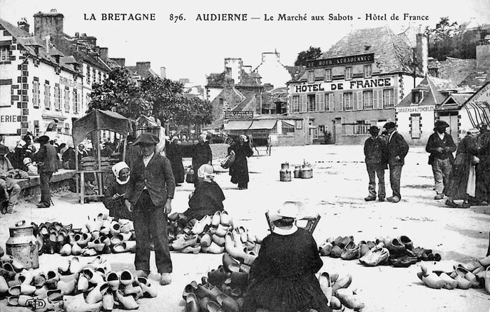 Alte Postkarte, Markt in Audierne, Holzschuhe