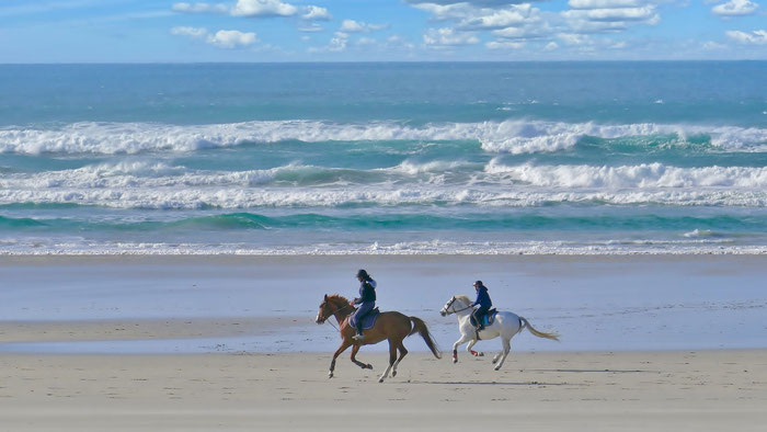 Reiterinnen am Strand von Tréguennec, Bucht von Audierne, Reiten in der Bretagne