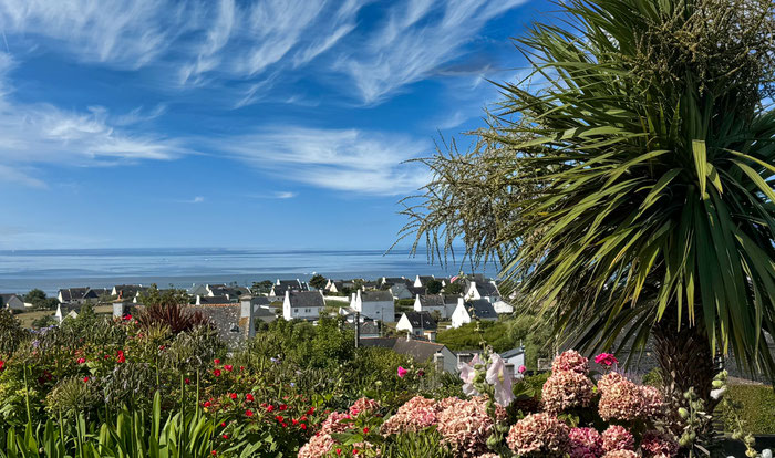 Blick auf das Meer und die Küste von Plouhinec vom Garten unserer Ferienhäuser aus. Hier Haus Tal Ar Mor