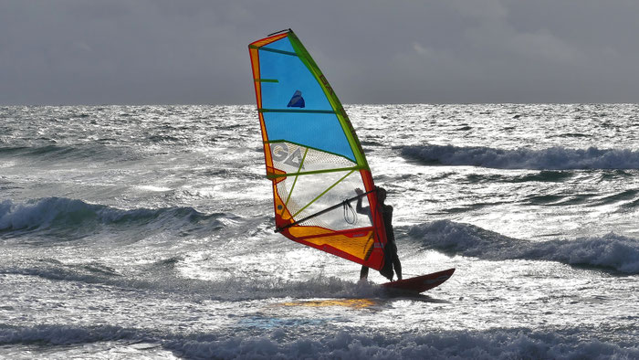 Surfer in der Bucht von Audierne, am Strand von Mesperleuc