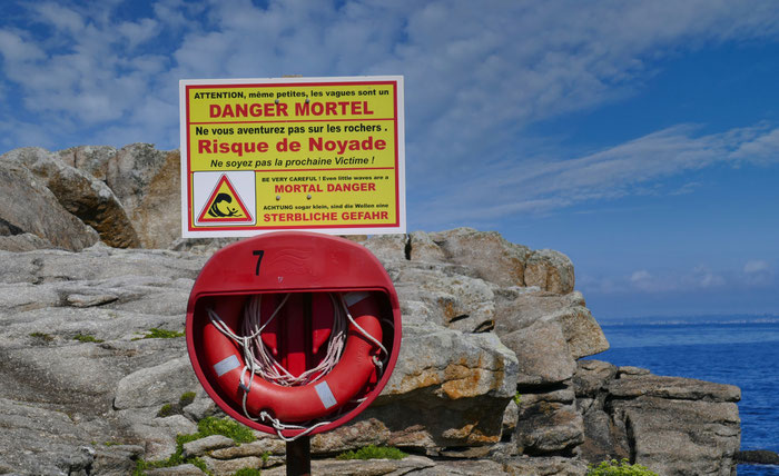 Warnschild, gefährliche Wellen, St. Guénolé, Bretagne, Finistère