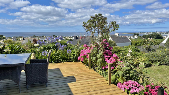 Sonnige Terrasse am Ferienhaus Tal Ar Mor – perfekt für ein Mittagessen im Freien in der Bucht von Audierne.