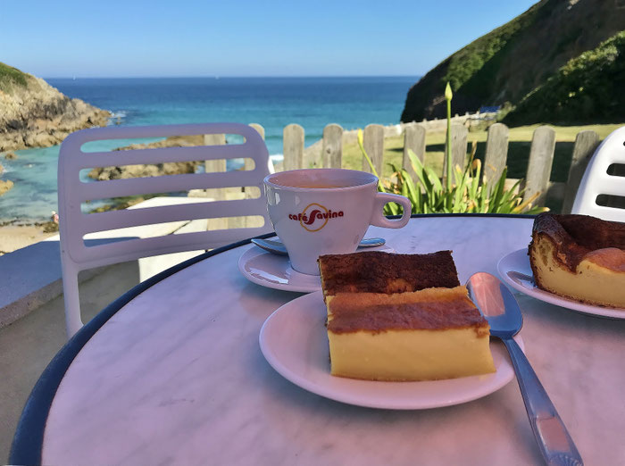 Die Buvette in Pors Théoalen, Bar-Café direkt am Atlantik, Cap Sizun, Bretagne, Far Breton hausgemacht