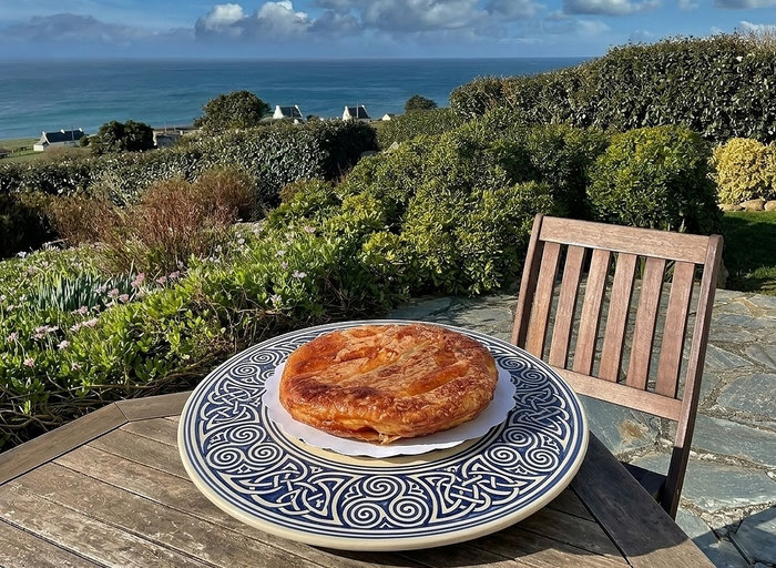 Kouign-Amann auf der Terrasse von Ferienhaus Ker Armor in Plouhinec, Bucht von Audierne, Cap Sizun
