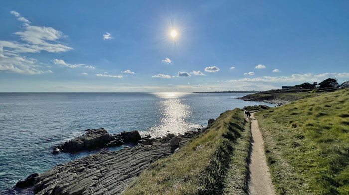 Wandern auf dem Zöllnerpfad GR 34 am Cap Sizun – spektakuläre Ausblicke auf die zerklüftete Küste des Finistère.