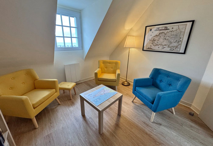 Das gemütliche Lesezmmer von Ferienhaus Tal Ar Mor, hier finden Sie jede Menge Bücher über die Bretagne