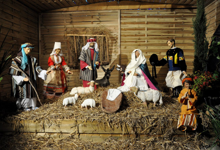  Lebensgroße Weihnachtskrippe in der Kathedrale in Quimper, Weihnachten in der Bretagne