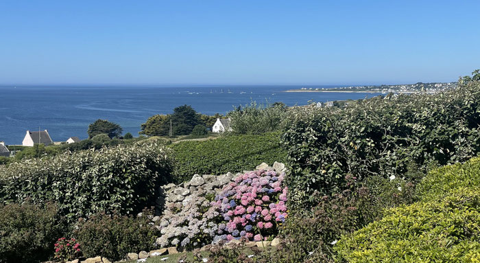 Ker Armor ist ein Ferienhaus mit Weitblick, schauen sie über das Meer hinüber nach Audierne und zum Leuchtturm von Lervily.