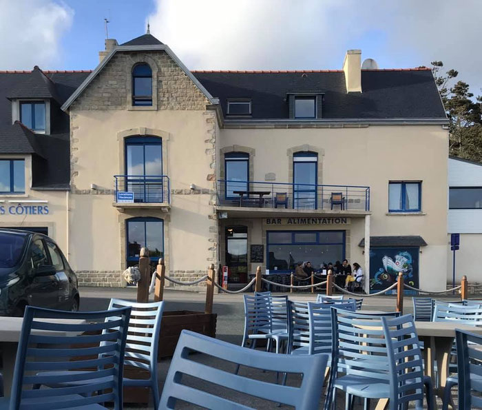 Pors Poulhan, die Bar les Côtiers direkt am kleinen Hafen