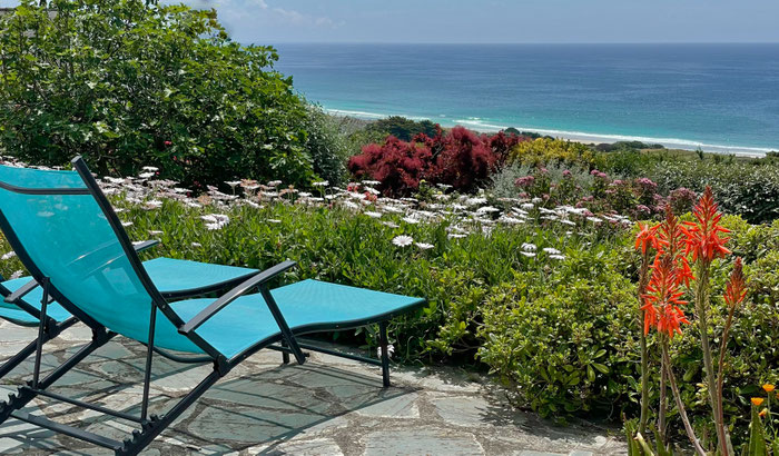 Im Liegestuhl auf der Terrasse unseres Ferienhauses sitzen und den Atlantik betrachten, das ist Urlaub. Eingezäuntes Grundstück für den entspannten Urlaub mit Hund.