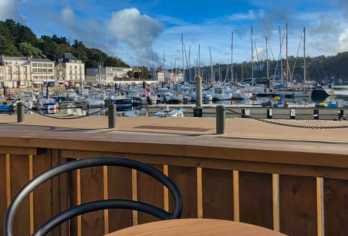 Bar de la Mer in Audierne, Blick auf dei Quais und den Hafen von der Terrasse