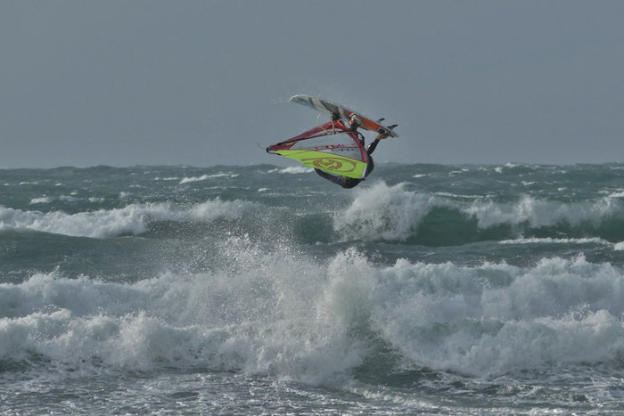 Surfer auf dem Atlantik vor dem Strand von Mesperleuc, unterhalb unserer Ferienhäuser in Plouhinec, Bucht von Audierne
