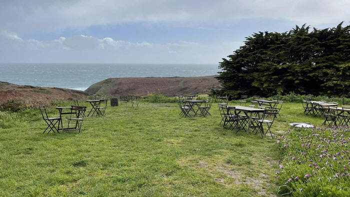 Monsieur Papier, Plogoff, Cap Sizun, Pointe du Raz, Garten am Atlantik mit Tischen und Meerblick