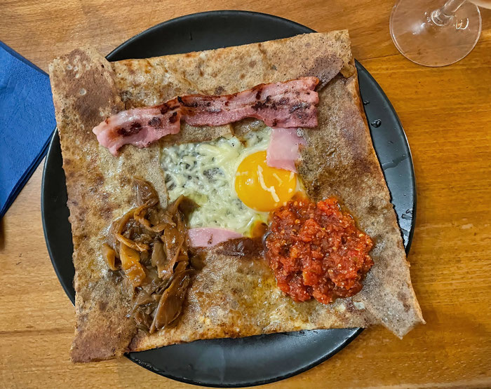 Galette Complète, Bretonische Galette, Schinkenspeck, Champignons, Käse und Ei