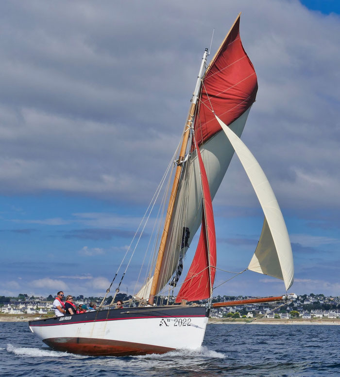 Traditionssegler Jean Moulin in der Bucht von Audierne, Langustenfänger, Segeltouren