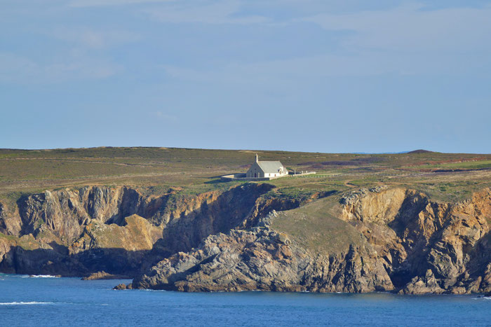 Blick auf die Chapelle St. They auf der Pointe du Van von der Pointe du Raz aus