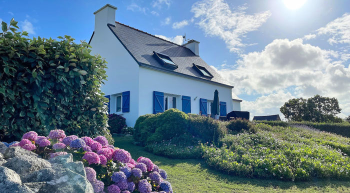 Unser wunderschönes und gemütliches bretonisches Ferienhaus Ker Armor in seinem gepflegten Gartenparadies.