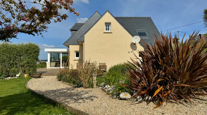 Ferienhaus Tal Ar Mor, Plouhinec, Ansicht des Hauses vom Garten aus, der Wintergarten bietet viel Platz mit Meerblick