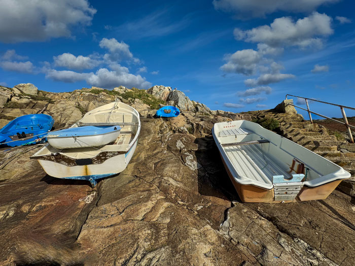 Port Vorlen, Schutzhafen, Cap Sizun, Boote auf den Felsen
